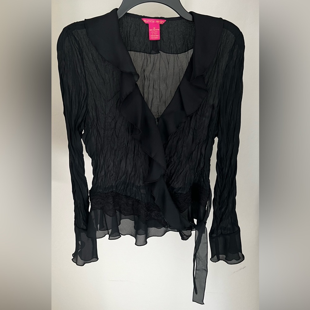 Sunny Leigh PETITE RUFFLE DETAIL TIE FRONT TOP - Picture 3 of 7